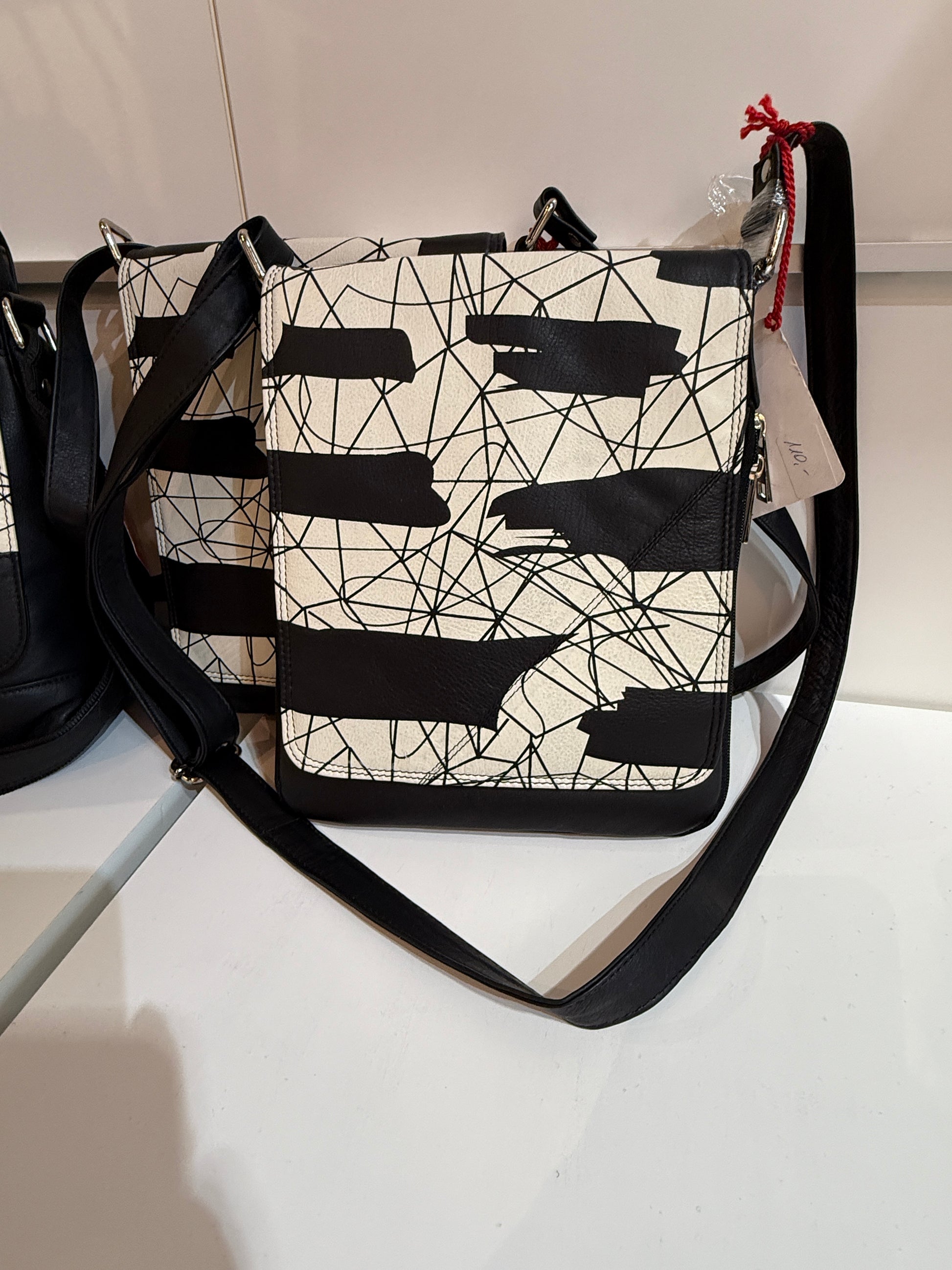Kleine Lederhandtasche schwarz-weiß