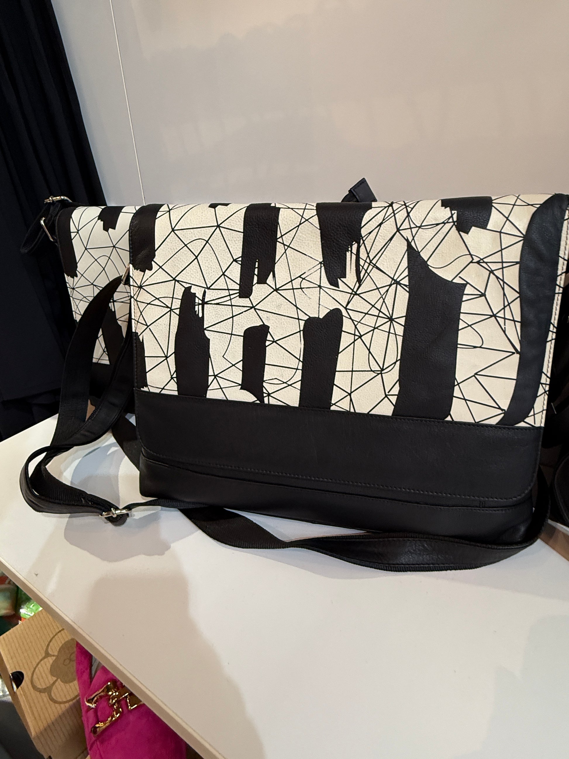 Lederhandtasche schwarz-weiß