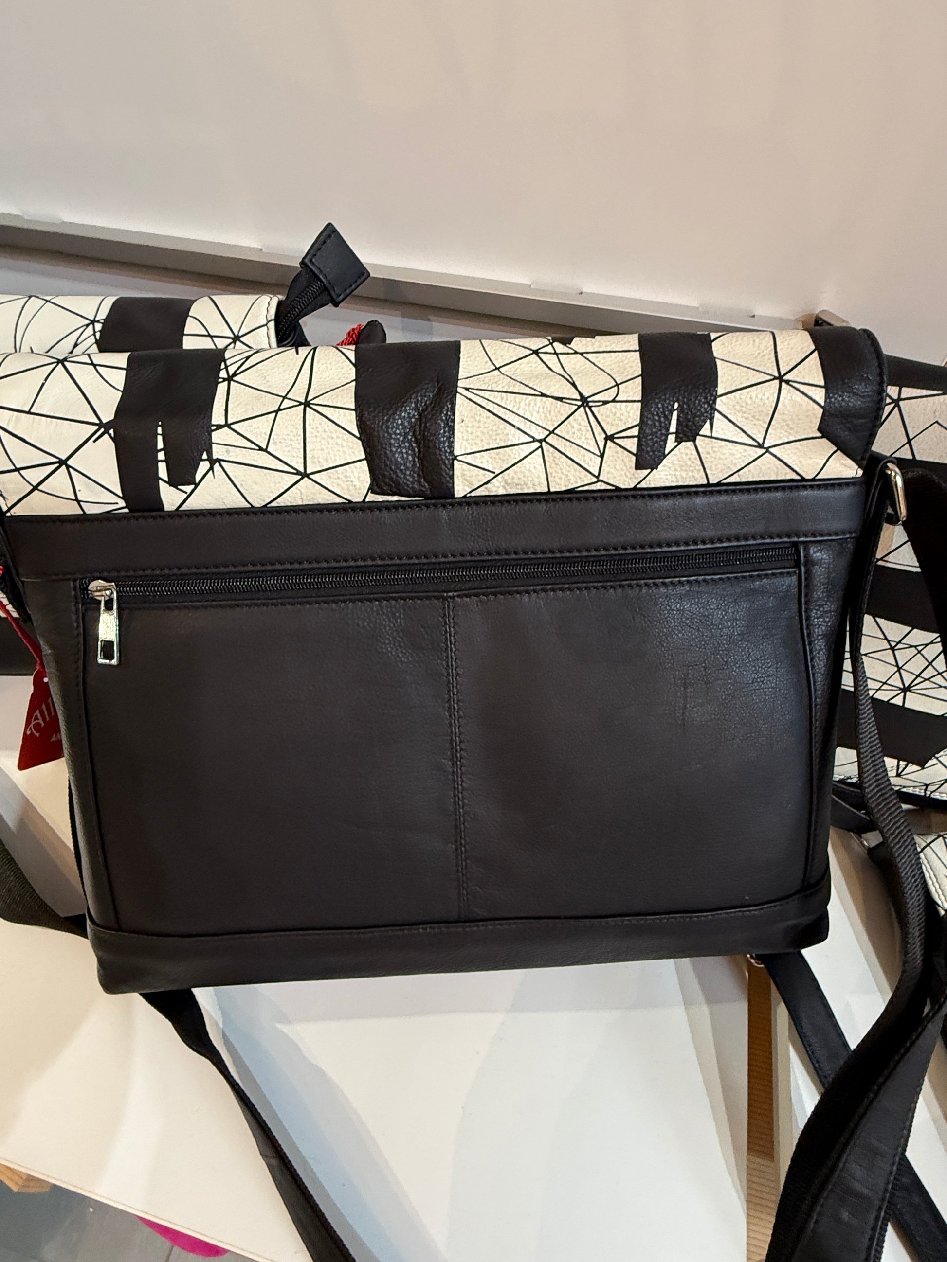 Lederhandtasche schwarz-weiß