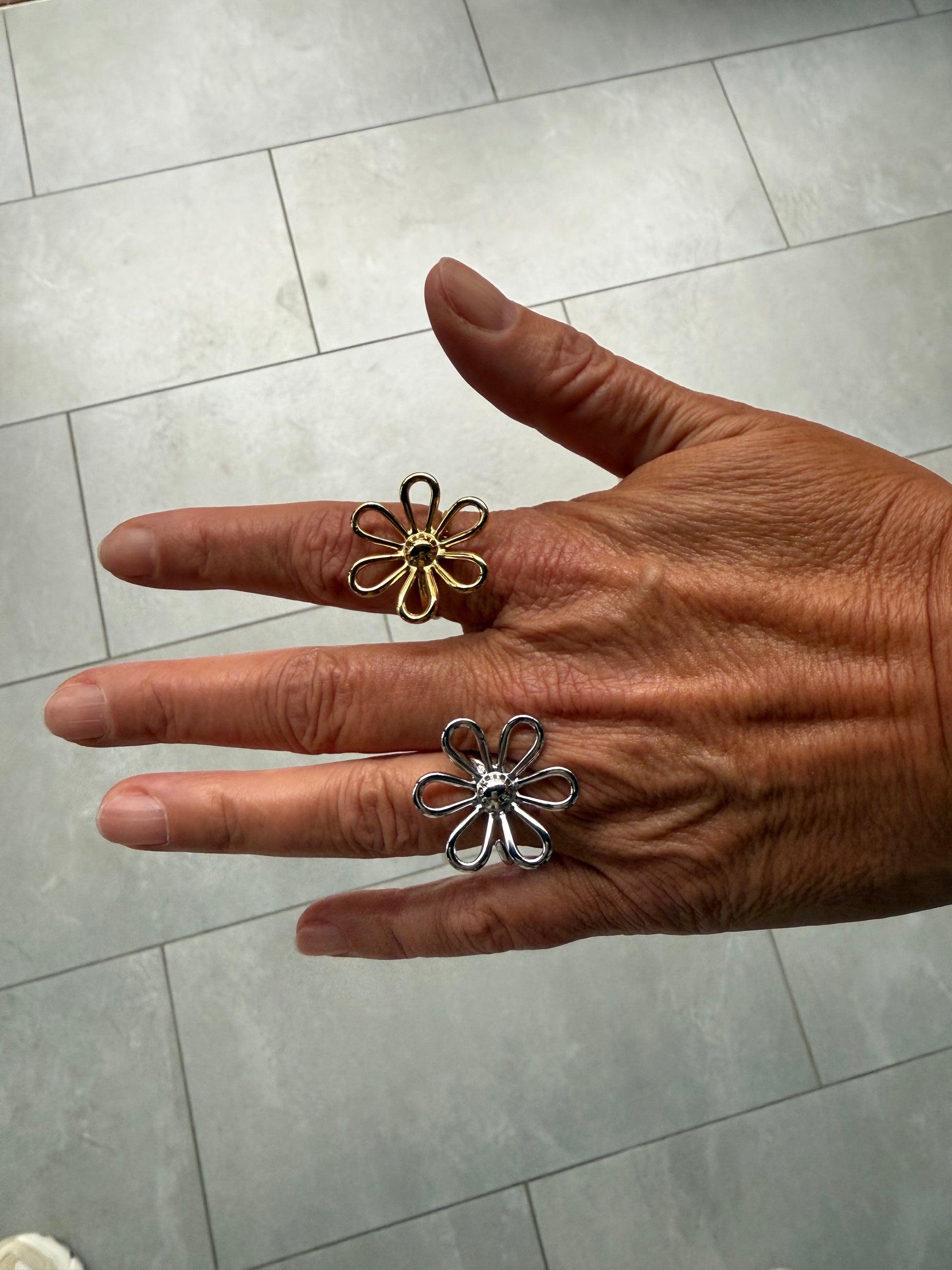Blumenringe in silber- und goldfarben