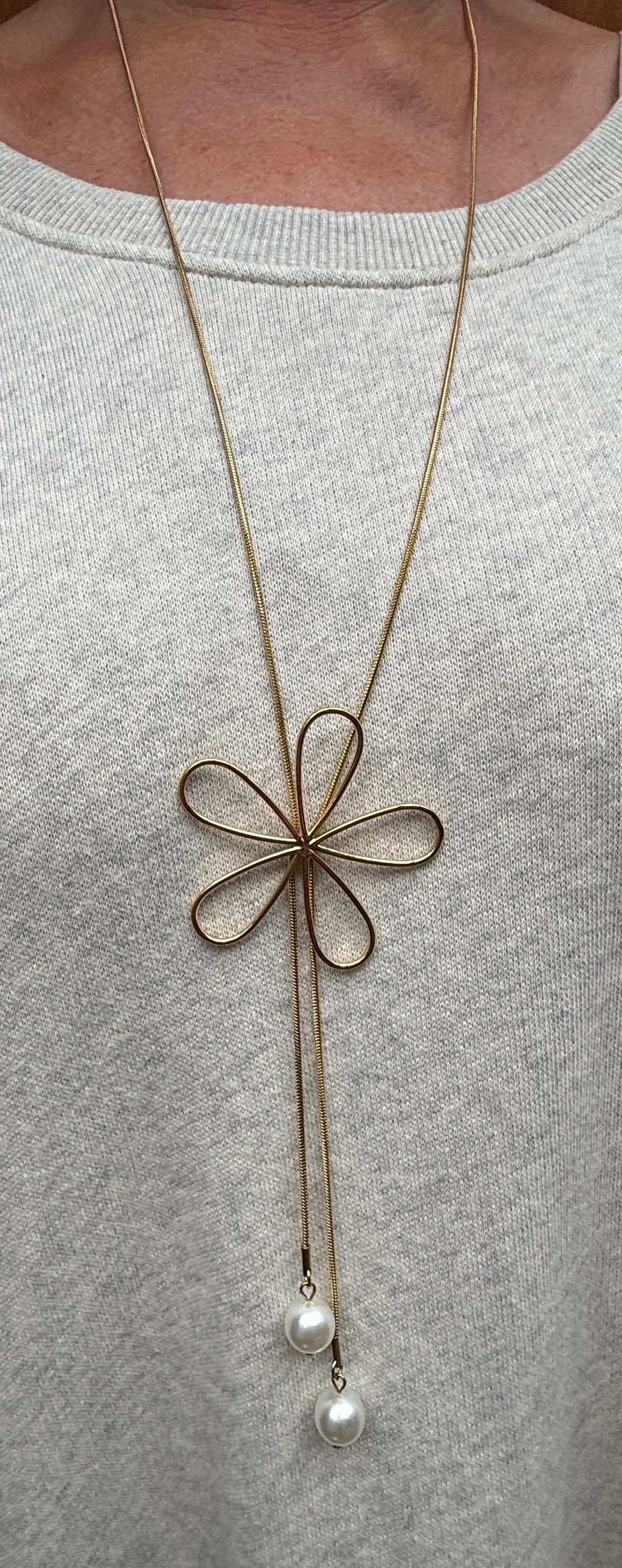 Lange Halskette mit Blumen und Perlen
