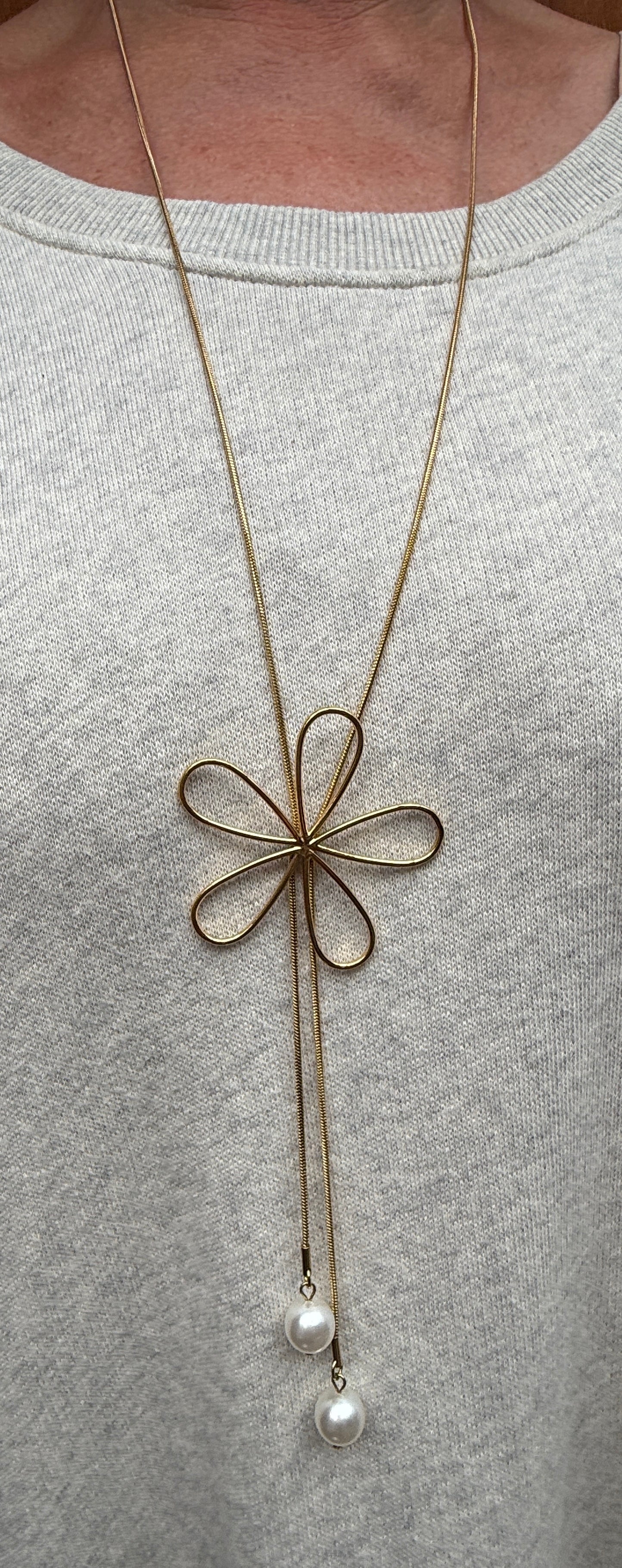Lange Halskette mit Blumen und Perlen