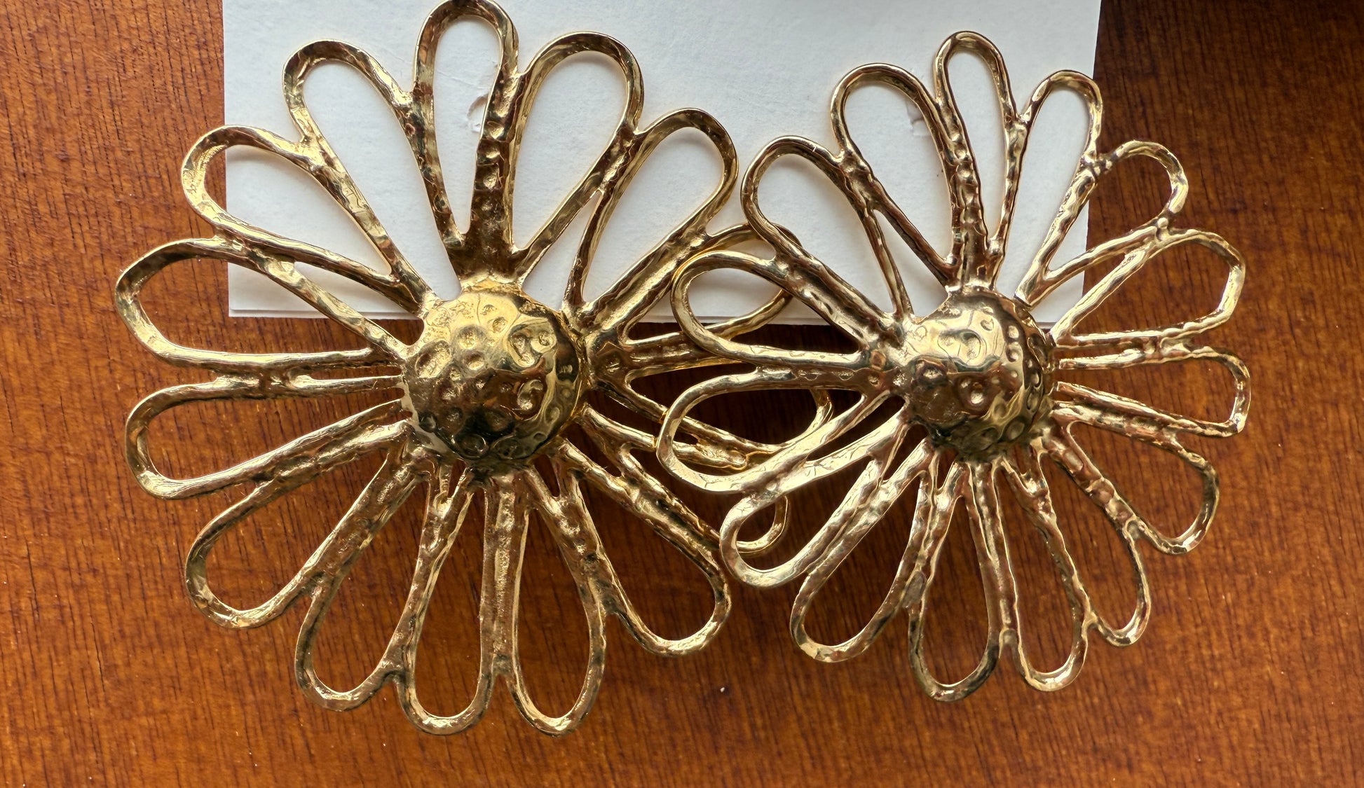 Große Blumenohrringe in silber- und goldfarben
