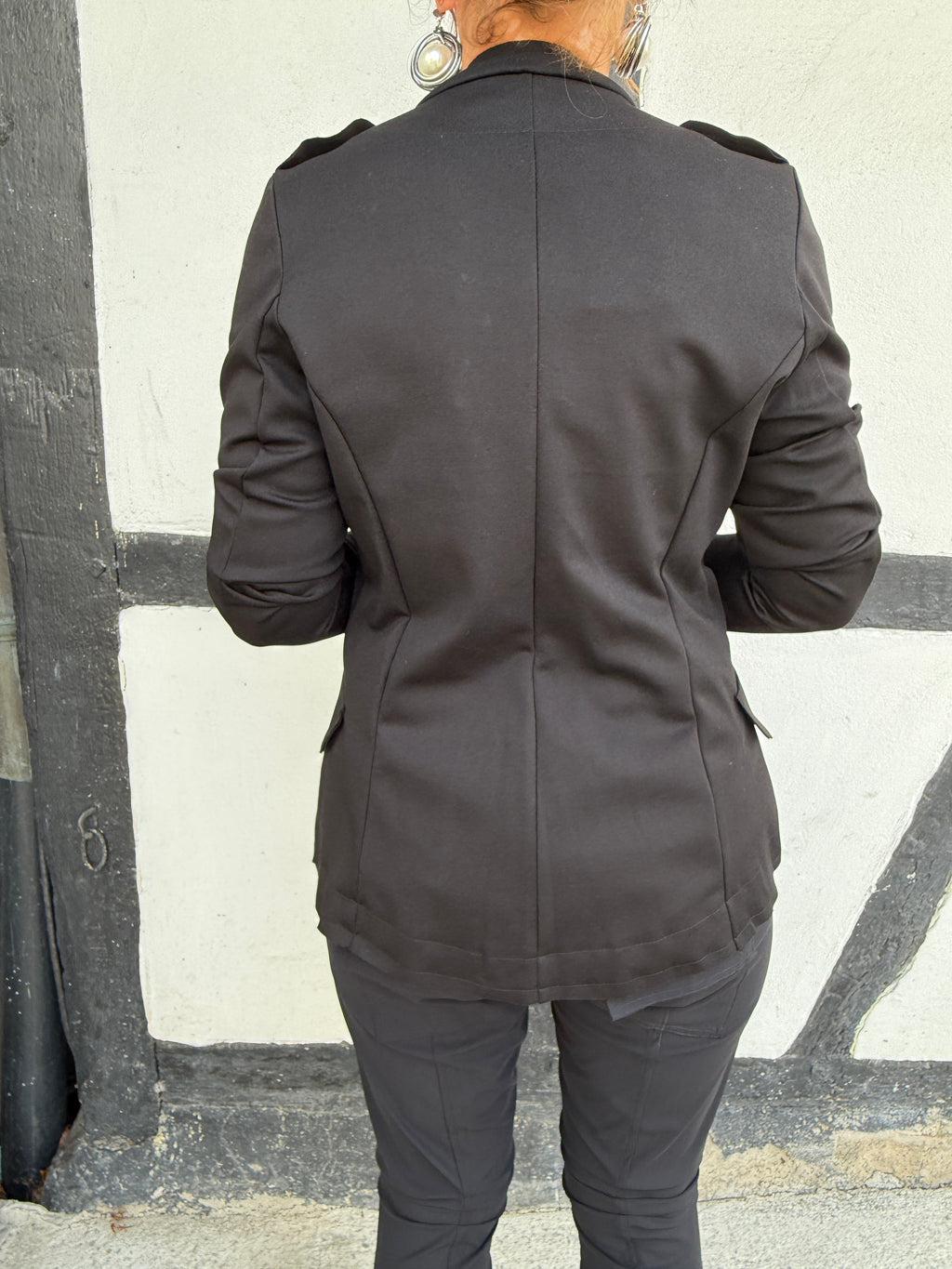 Ausgefallene schwarze Jacke, mit Schulterklappen und silbernen Knopfleisten