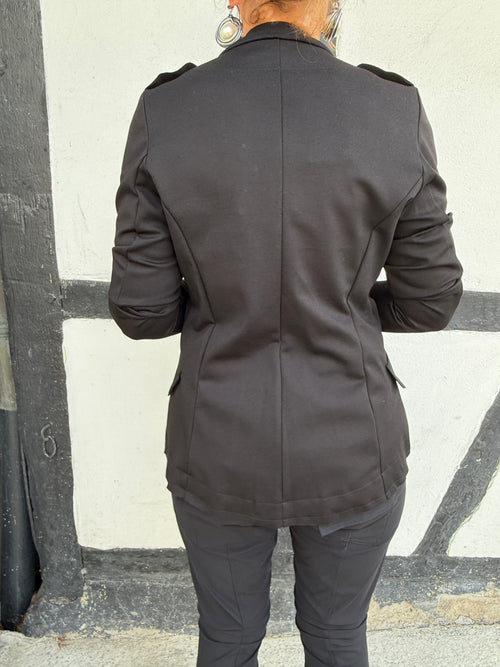 Ausgefallene schwarze Jacke, mit Schulterklappen und silbernen Knopfleisten