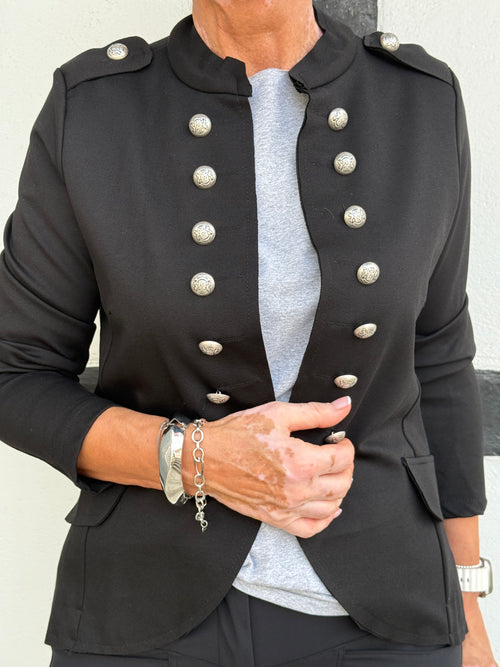 Ausgefallene schwarze Jacke, mit Schulterklappen und silbernen Knopfleisten