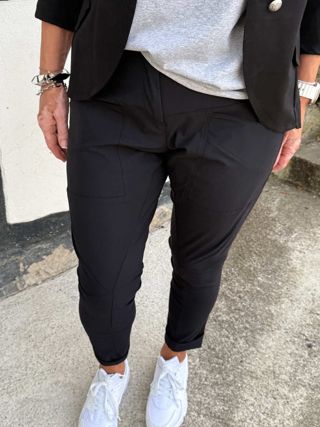 Ausgefallene schwarze Jacke, mit Schulterklappen und silbernen Knopfleisten