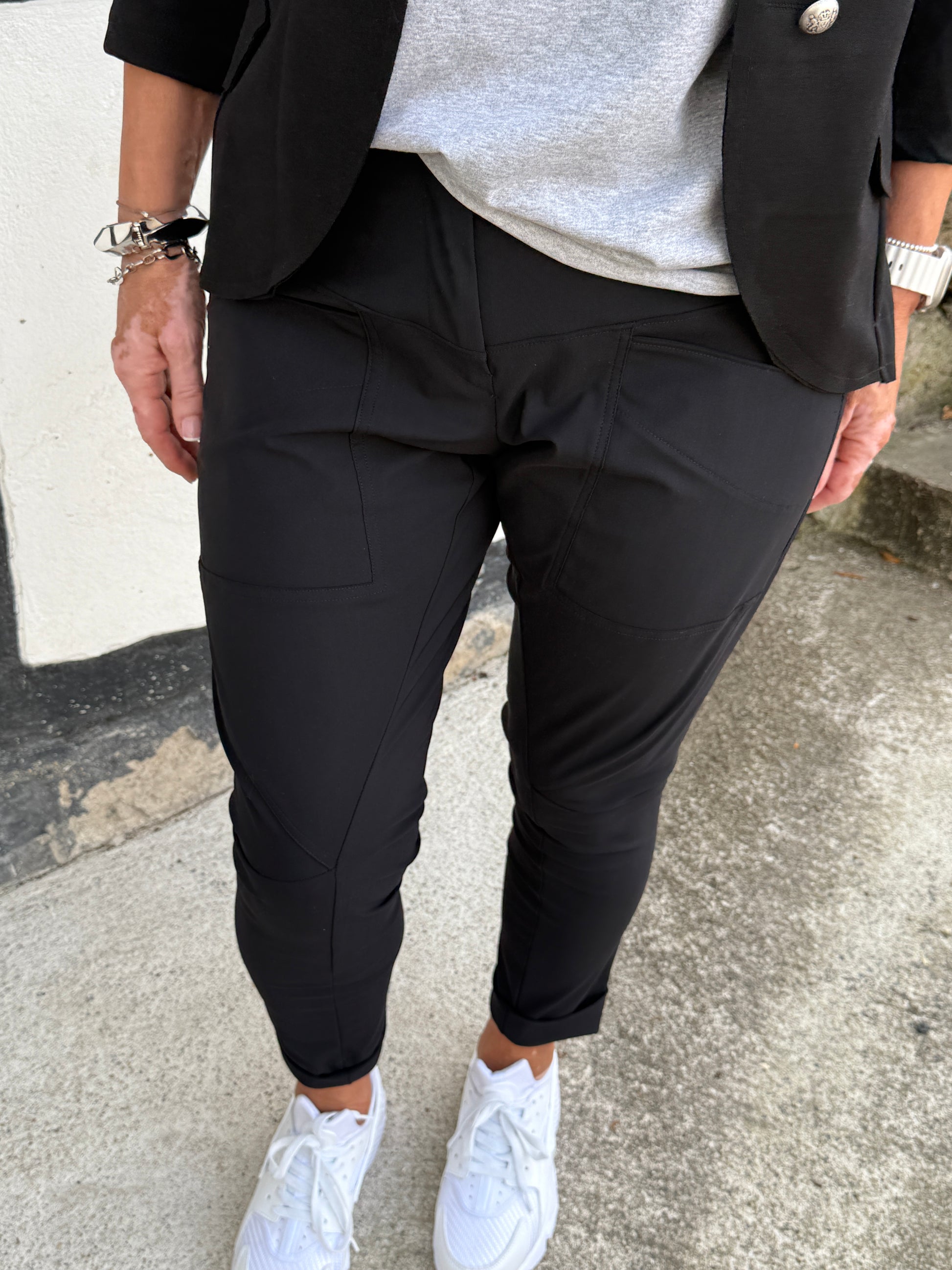 Ausgefallene schwarze Jacke, mit Schulterklappen und silbernen Knopfleisten