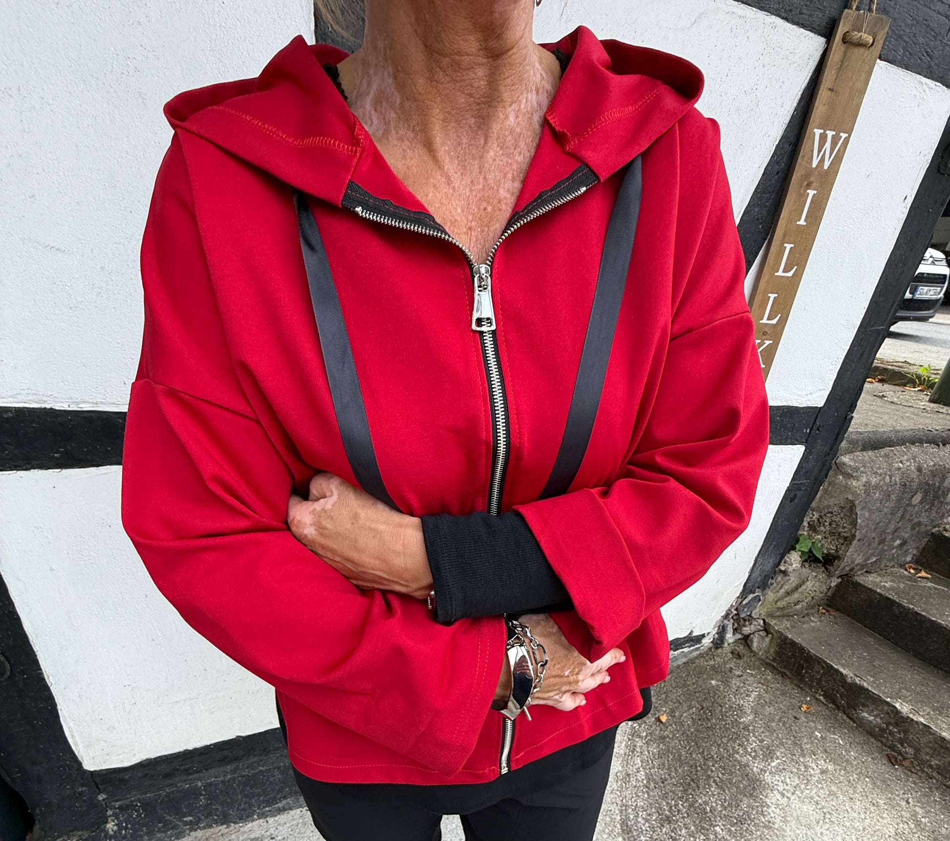 Rote Sweatjacke