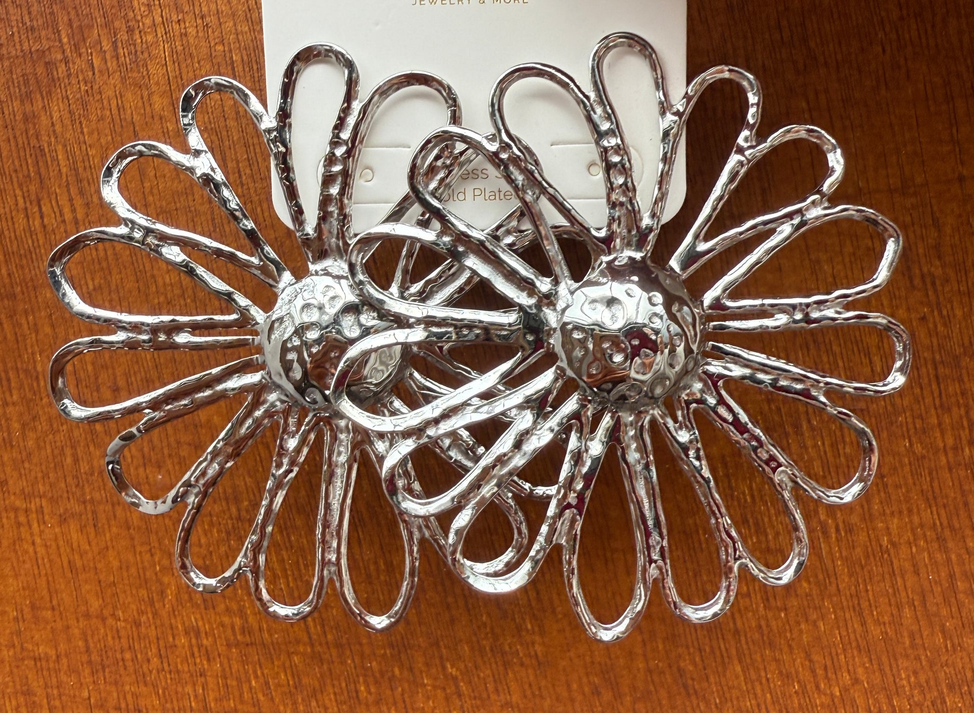 Große Blumenohrringe in silber- und goldfarben
