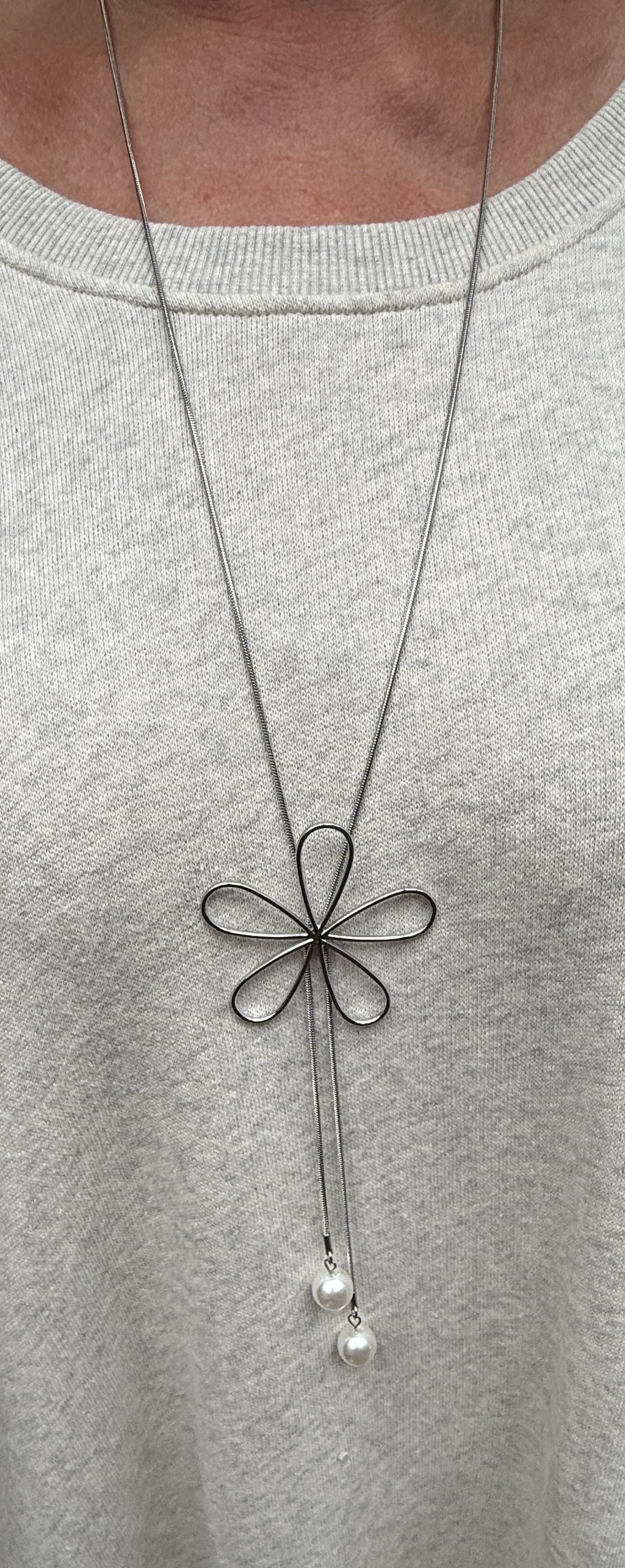 Lange Halskette mit Blumen und Perlen