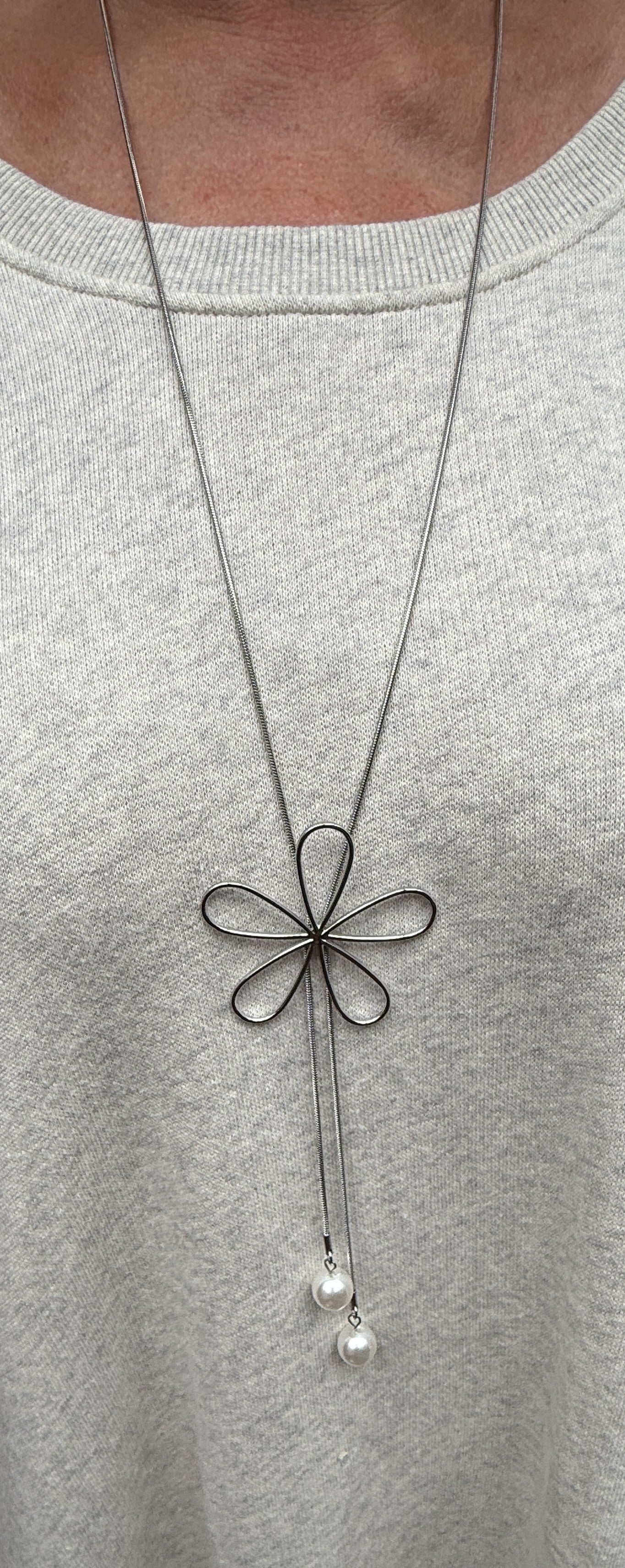 Lange Halskette mit Blumen und Perlen